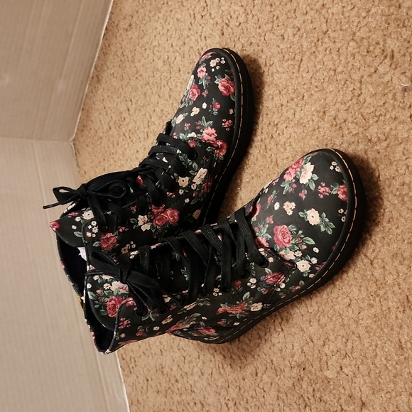 Dr. Martens Shoes - Dr. Martens Hackney Floral Boots